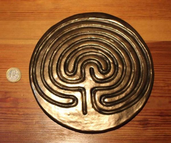 Classical Finger Labyrinth Plaque